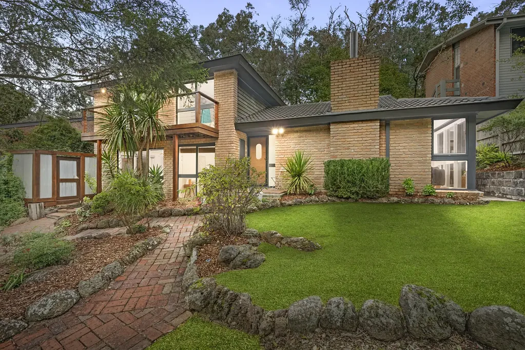 Eltham North 4ਬੈੱਡਰੂਮ Elevated Family Living in a Tranquil Garden Setting