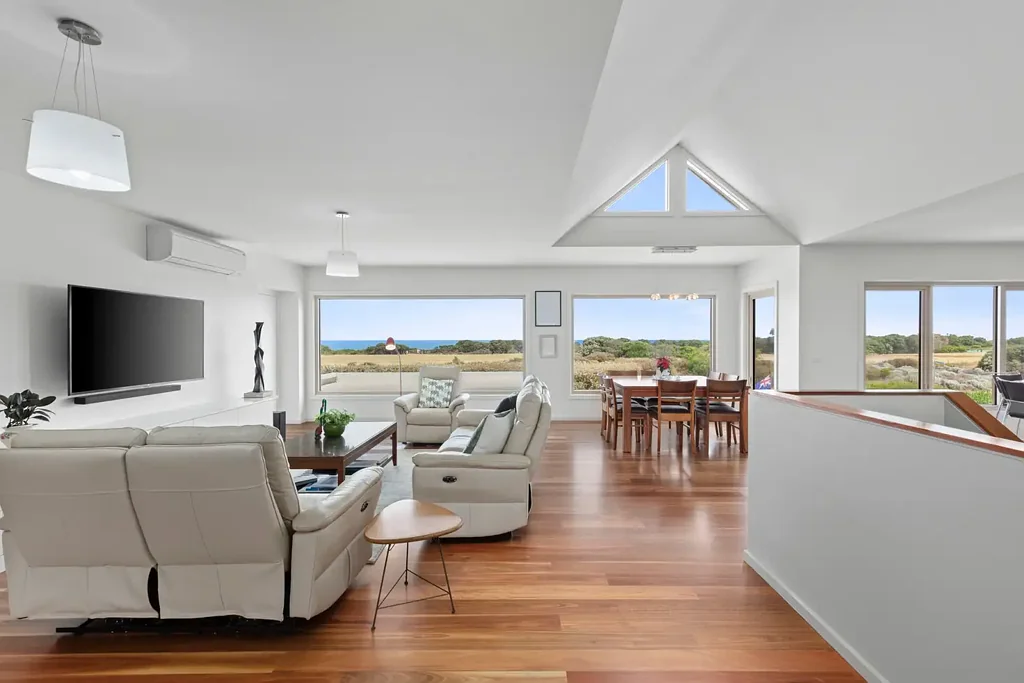 Torquay 4 Slaapkamer Absolute beachfront living with a lift to the first floor