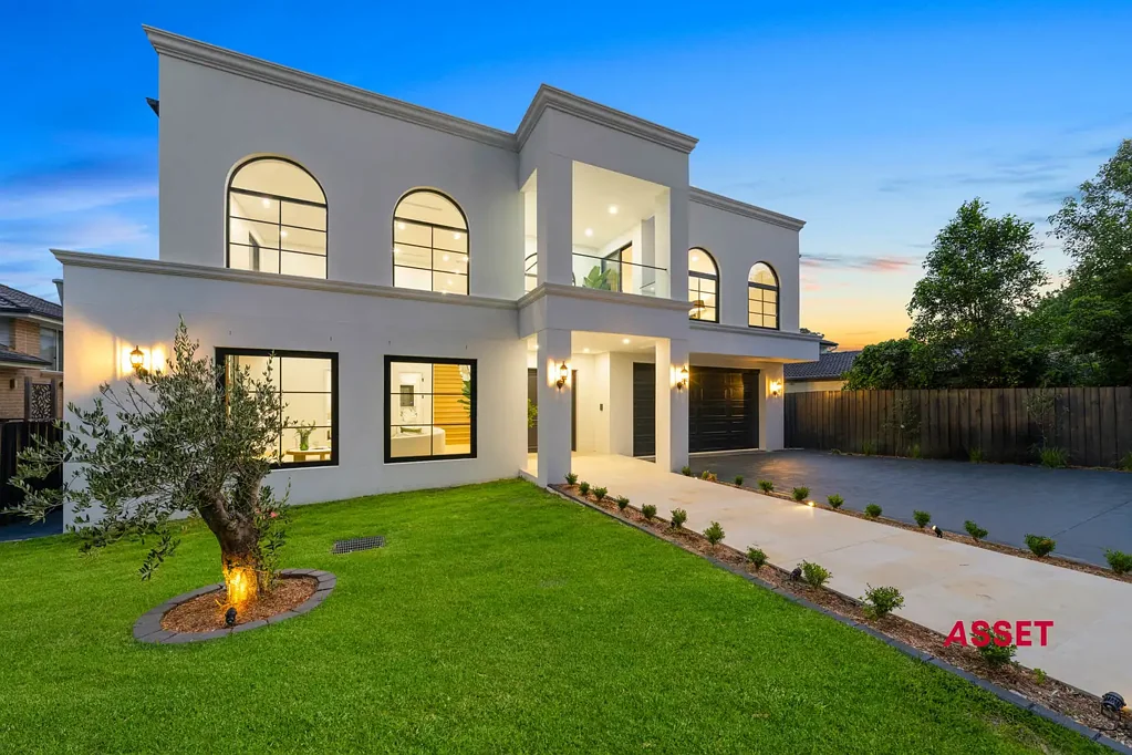 East Lindfield 5ห้องนอน Breathtaking New Residence on level block - Total of approx 439sqm of Luxury Living -  Stroll to shops, school and buses