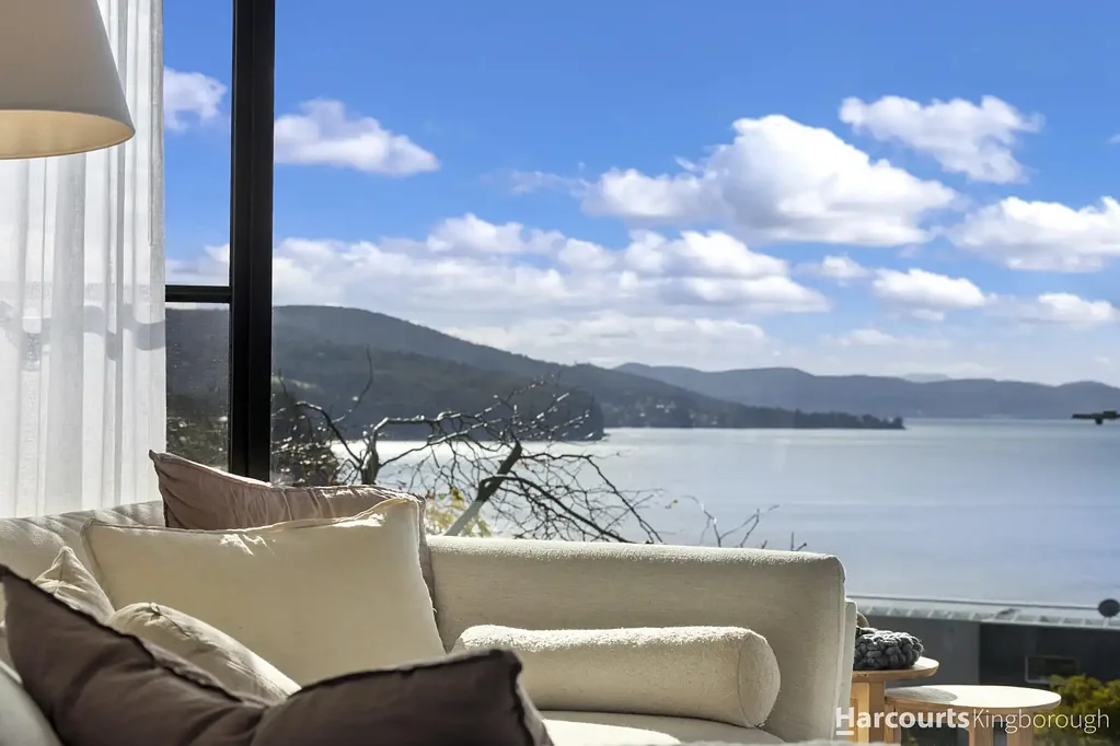Blackmans Bay 5 Bedroom Architectural Masterpiece in Blackmans Bay