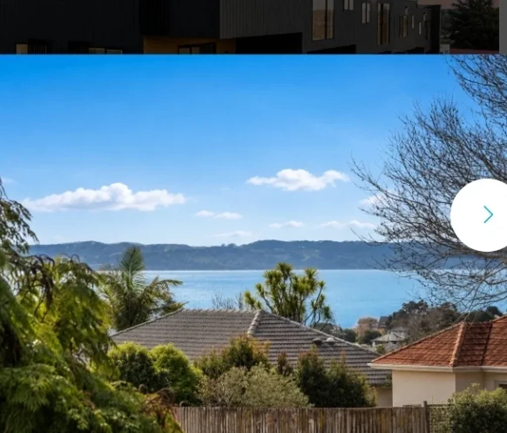 Howick 4ਬੈੱਡਰੂਮ ELEVATED EXECUTIVE LIVING IN HEART OF HOWICK WITH SEA VIEWS!!