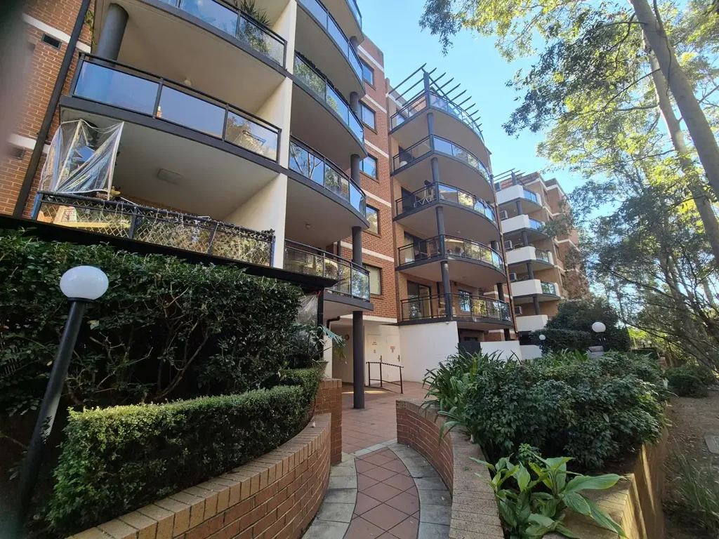 Spacious 2 Bedroom Unit - Close To Shops & Public Transport!
