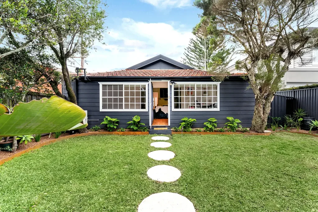 Dee Why 4બેડરૂમ Timeless beach cottage vibes amid a garden oasis