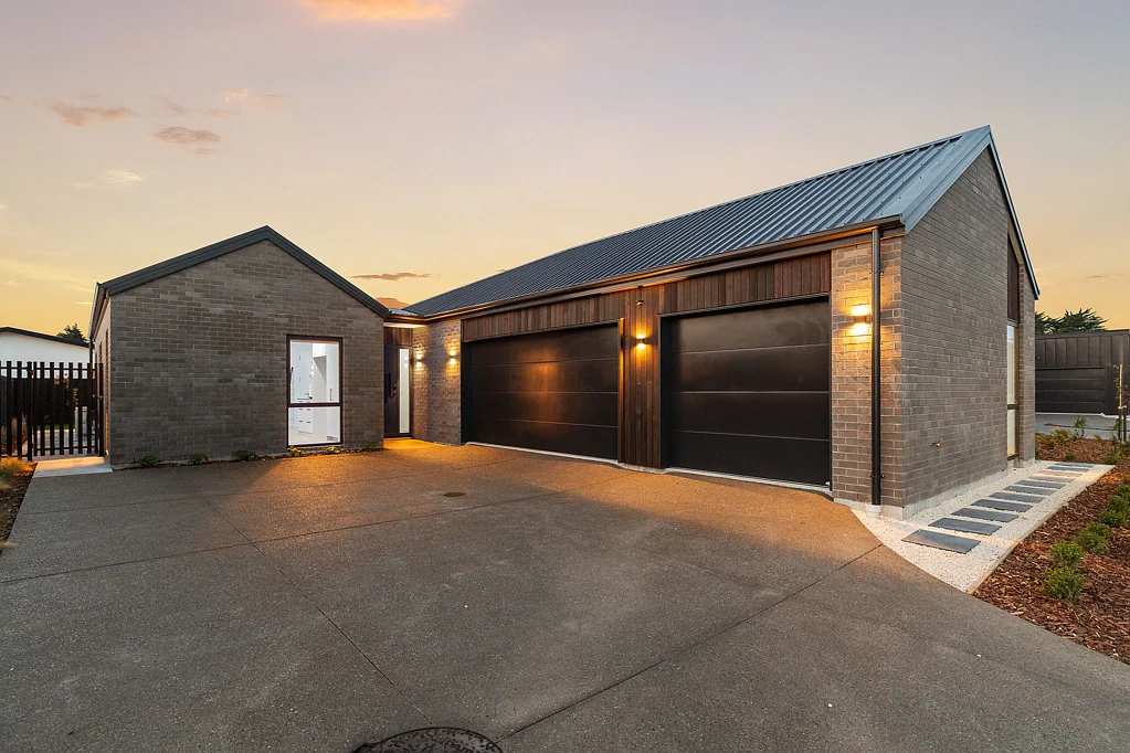 Halswell 4部屋 Brand New and Triple Car Garaging!