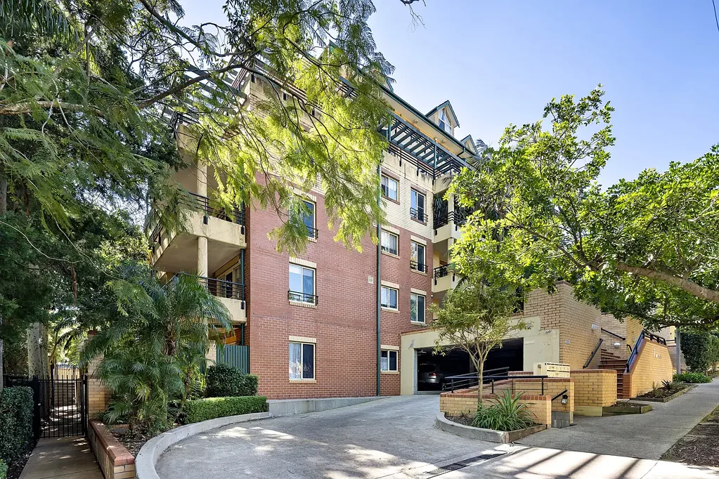 Chatswood 3Phòng ngủ Sunlit Penthouse with 156sqm on Title and Exceptional Family Appeal