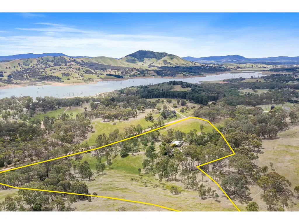 Mansfield 2Habitaciones Warm, Character-Filled Red Cedar Home on 13 Acres With Access to Lake Eildon