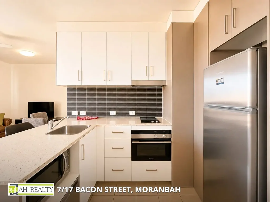 CENTRE OF TOWN! MODERN, FULLY FURNISHED UNIT WITH PRIVATE BALCONY! AVAILABLE NOW