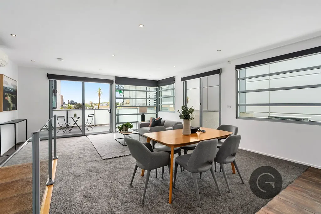 South Yarra 2房 South Yarra理想区 北向两卧两卫 现代设计 光线充沛 多阳台 私密宽敞 设计师厨房 安全车位 便捷生活 A Private Dual-Level Sanctuary Defined By Space, Style And Light