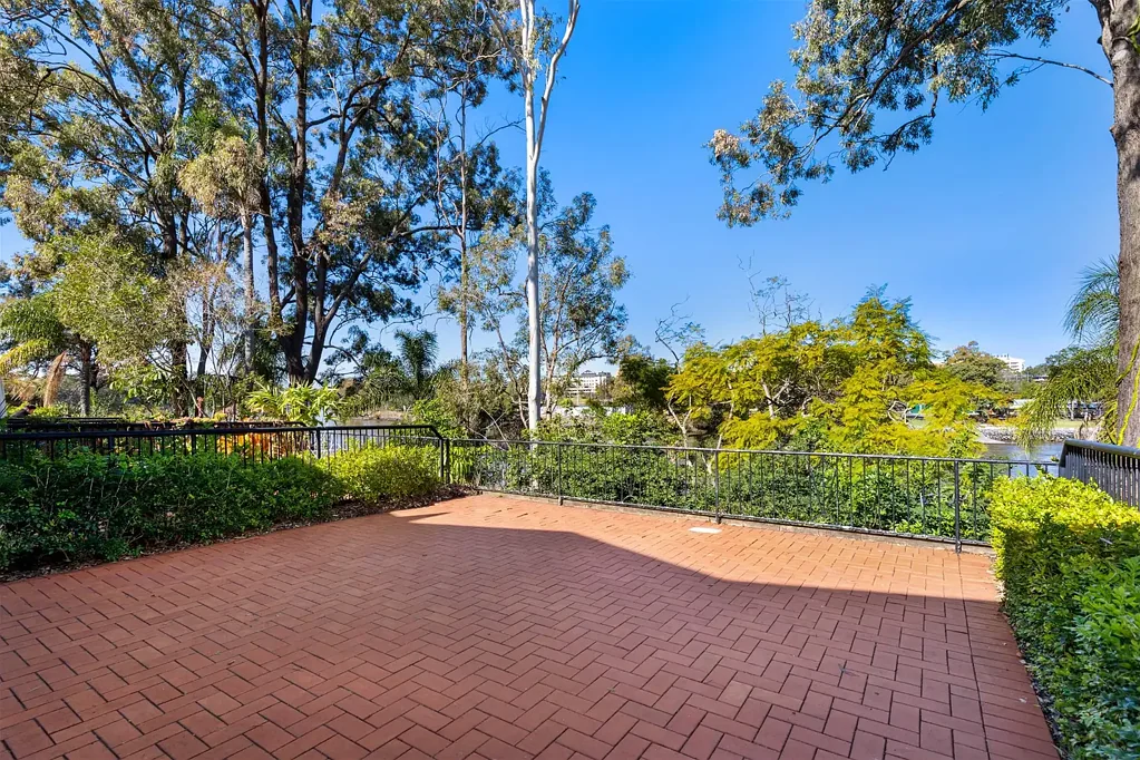 Riverside 1-Bed + Sunroom / 2nd Bedroom with Pool in Highgate Hill