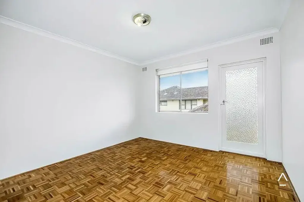 Bright And Sunny Two Bedroom Unit