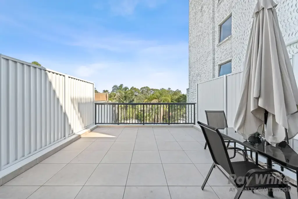 Bright And Stylish Studio Apartment With Large Patio