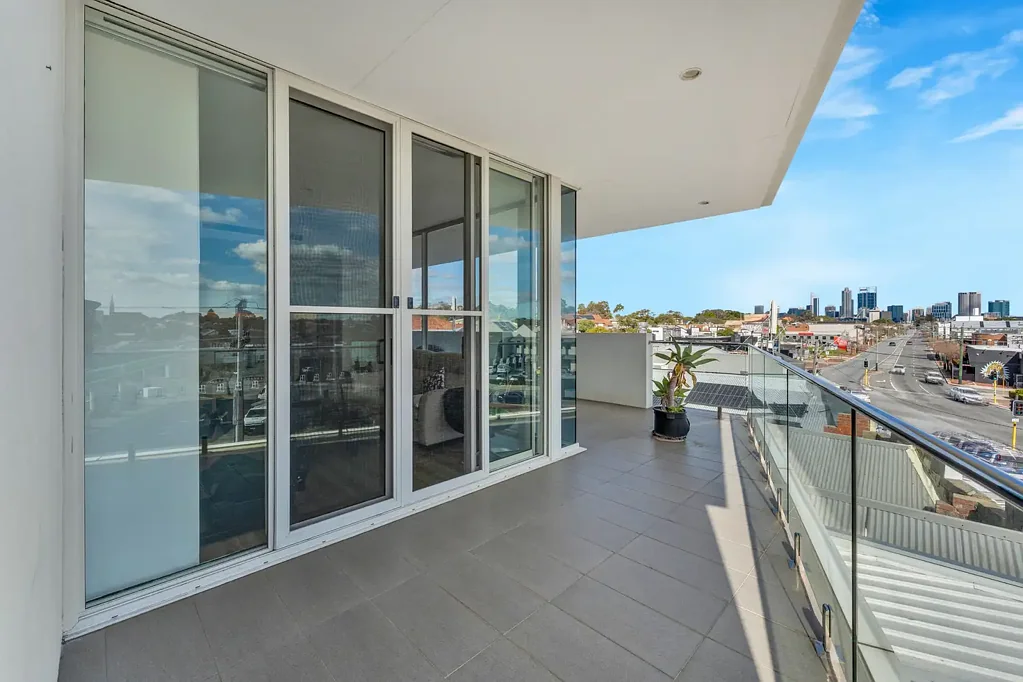 North Perth 2ਬੈੱਡਰੂਮ The Balcony Everyone Will Talk About — Corner Views, City Living and Secure Income
