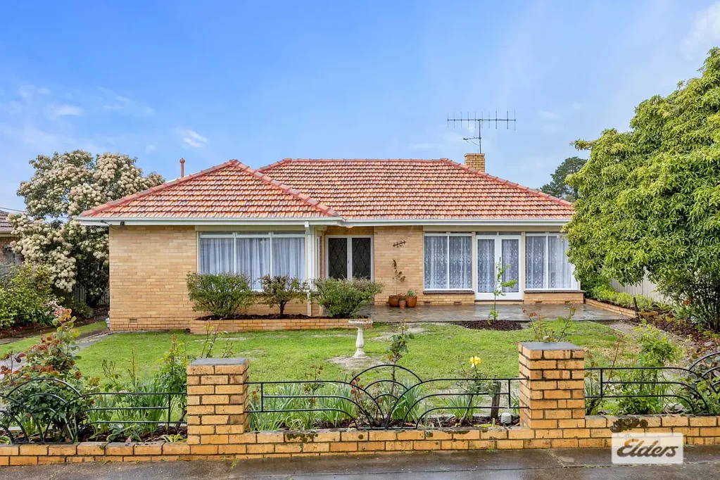Ararat 3 Bedroom Mid-Century Elegance in Ararat's Premier West End – Vacant & Ready to Impress