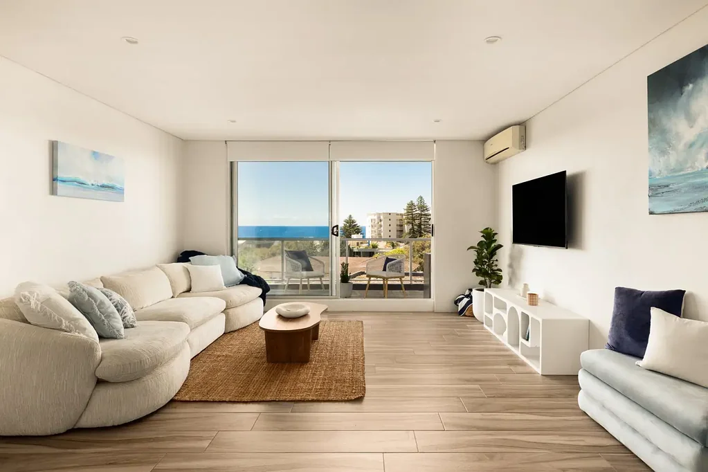 Collaroy 2Kwarto Ever-Changing Seascapes from Elevated Top-Floor Setting