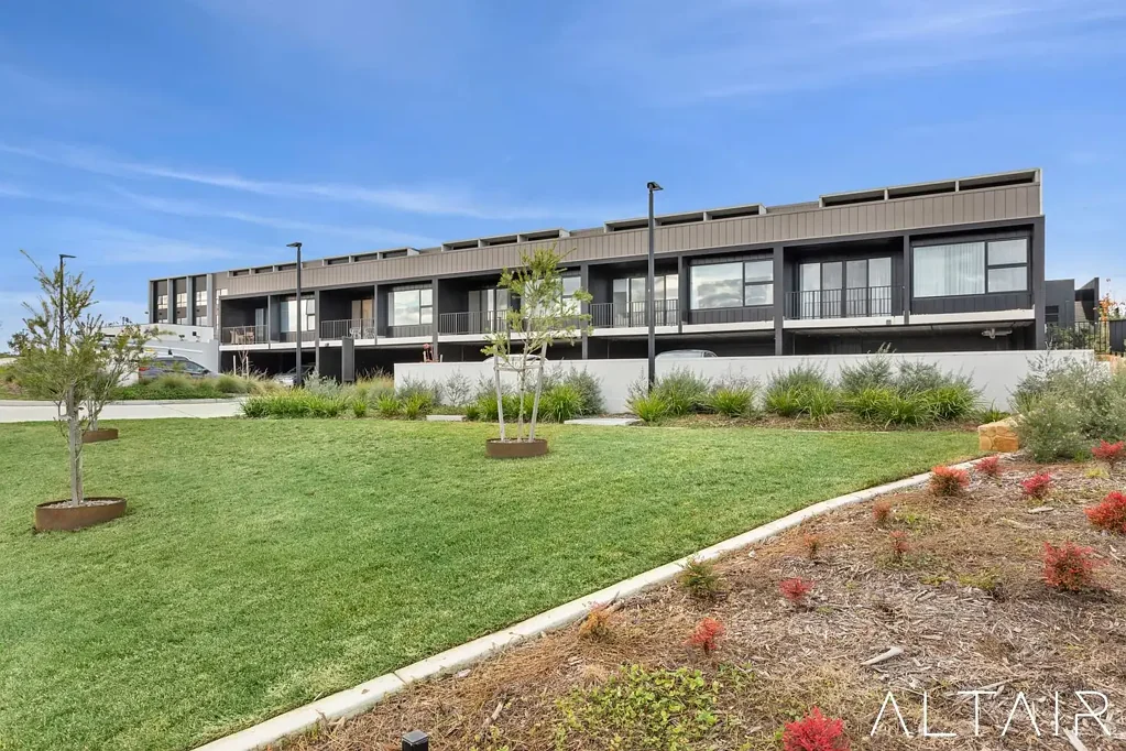 Whitlam 3房  Spacious townhouse with living on one level & four car accommodation.