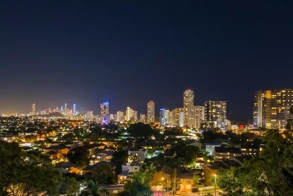 Burleigh Heads 2غرفة نوم Expressions of Interest close Monday, 13th July, Blue-chip Potential with Stunning Coastline Views – An Epic 607m² lot, Burleigh Heads Hill