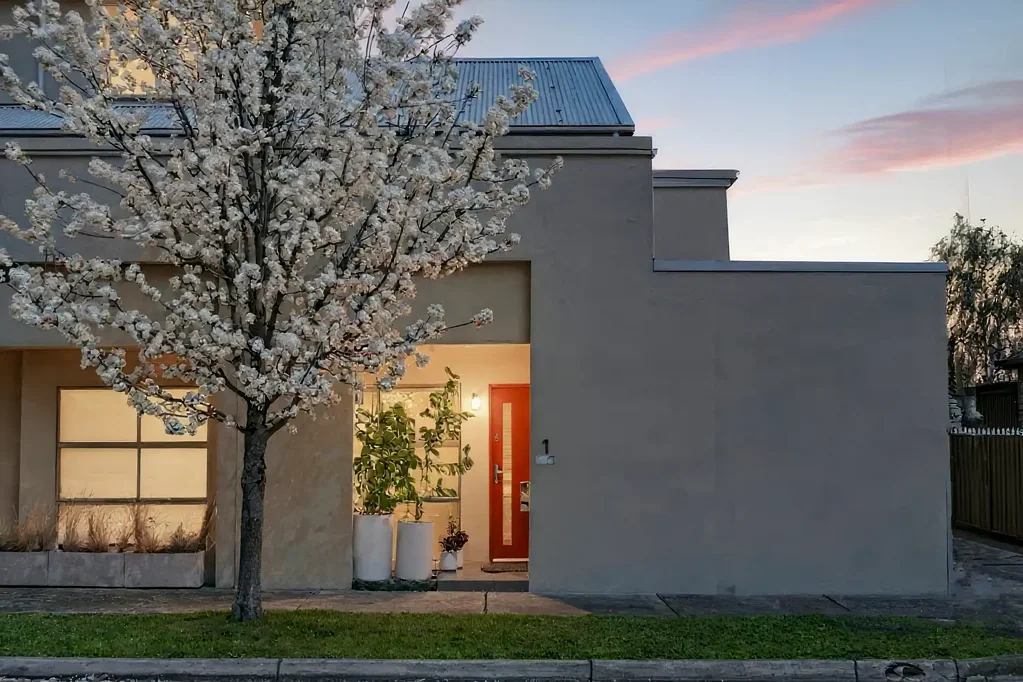 Reservoir 3Kwarto Sunlit Corner Townhome Bathed in Natural Light in the Highly Sought After Regent Pocket