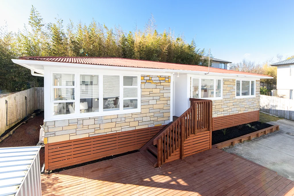 Blockhouse Bay 3部屋 FRESHLY RENOVATED HOME WITH SUN-FILLED LIVING!