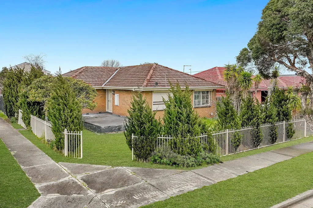 Clayton South 4 Bedroom Updated Family Living on a Prime Corner Allotment