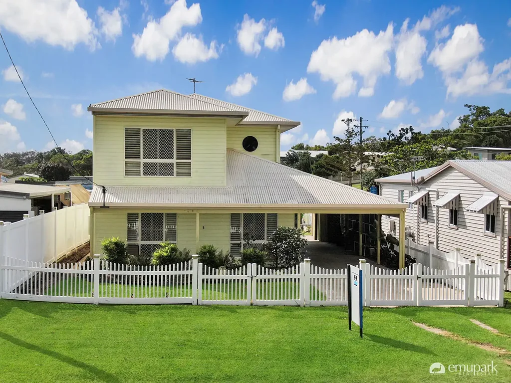 Keppel Sands 4房  Spacious Highset Home in Keppel Sands - Just 170m to the Beach, Pub & Boat Ramp!