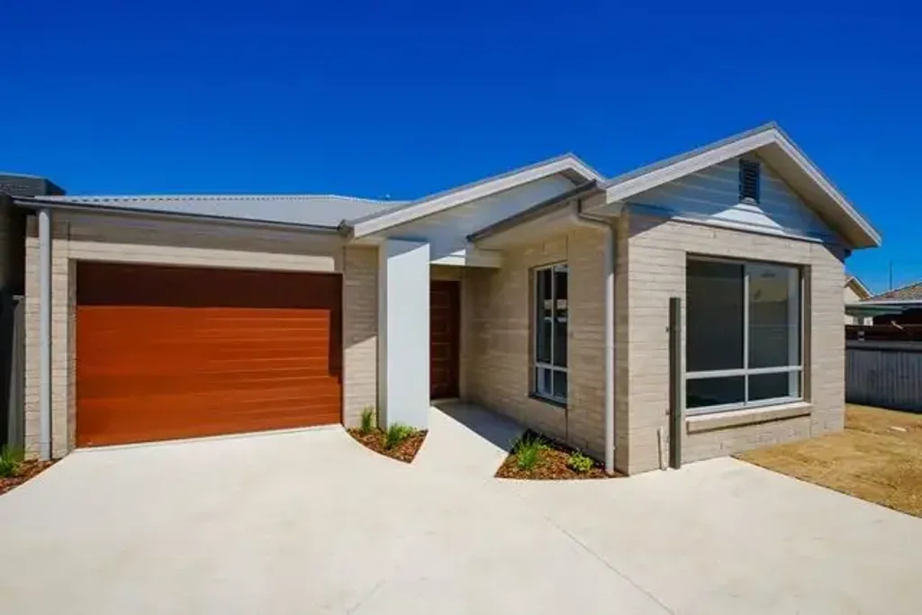 MODERN CENTRAL TOWNHOUSE