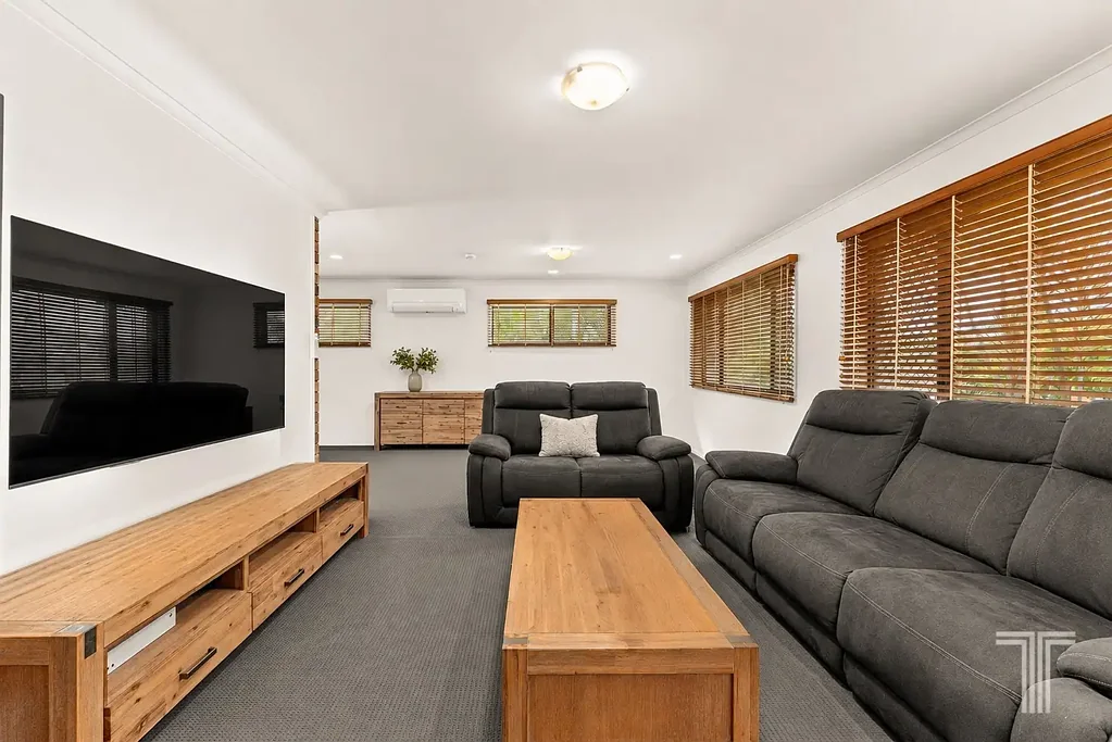 Carindale 3房 街角地块宽敞 优质租户至2027 便捷Carindale生活 多功能起居空间 自然光充沛 Character Charm, Corner Block Opportunity and a Future Full of Possibility