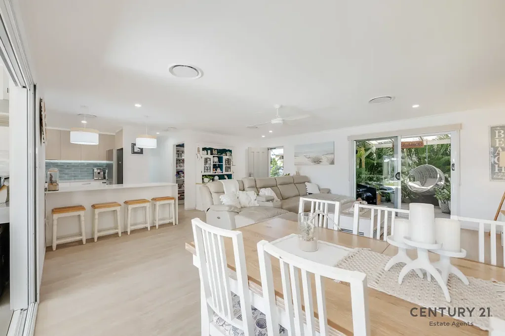 Woodgate 5房  Where Sophistication Meets Seaside – Prime Living in Woodgate Beach