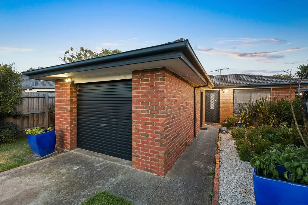 Aspendale Gardens 3chambre The Brief: Extremely Rare! Full home on approx 352m2!