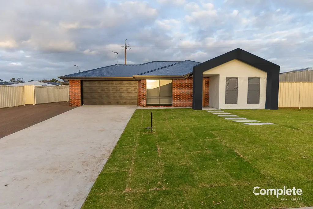 Worrolong 4બેડરૂમ Complete Real Estate - Kim Cawthorne