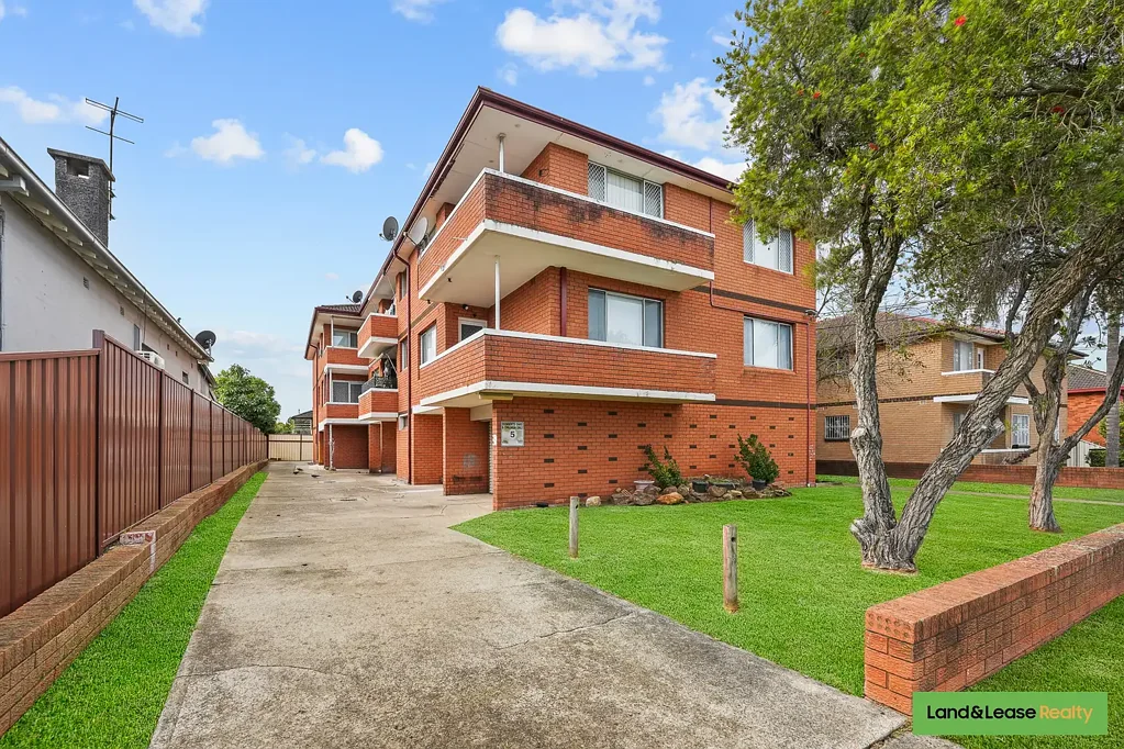 Punchbowl 3 Bedroom HUGE 131 SQM, TOP-FLOOR APARTMENT WITH LOCK UP GARAGE