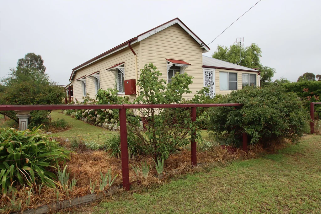 1 Phelhampton Crescent, Jennings, NSW 4383