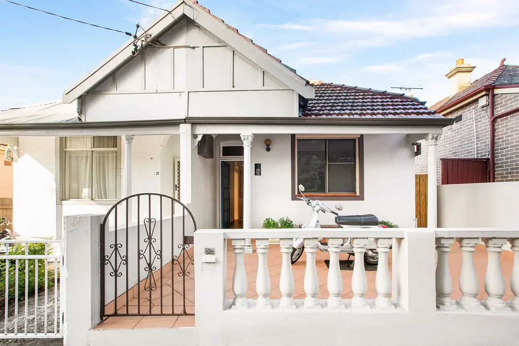 Marrickville 3房 特色全砖半独立 三卧宽敞单层 私密后院带露台 便利Marrickville生活 优质学校咖啡馆近 Charming Three Bedroom Home in a Prime Marrickville Location