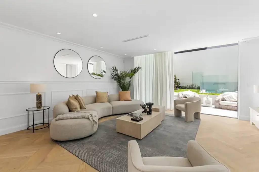 Petersham 5房 全新双砖角楼 高大窗户 私密庭院 池塘烧烤 厨师厨房 Ilve电器 卡拉拉大理石 四层五卧 定制书房 水蓝浴室 北向采光 欧洲橡木 优越Petersham 步行生活 A Brand-New Family Sanctuary in a Pristine Petersham Pocket