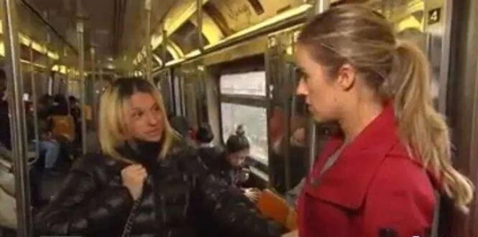 不悔改又喊冤,白人女律师地铁辱华,数千人请愿撤销其律师资格
