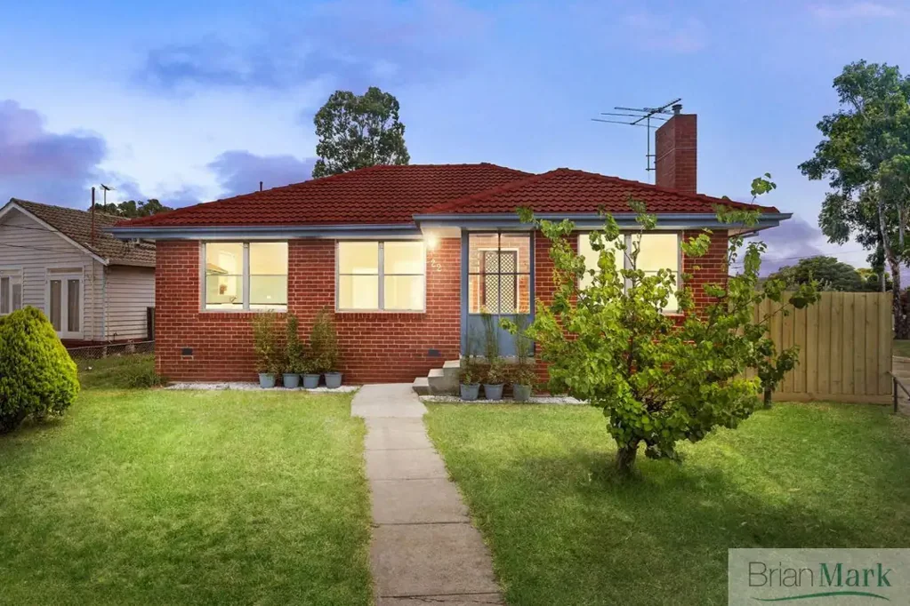 Werribee 3 Slaapkamer Renovated Home with Plans and Permits for a three bedroom townhouse at rear