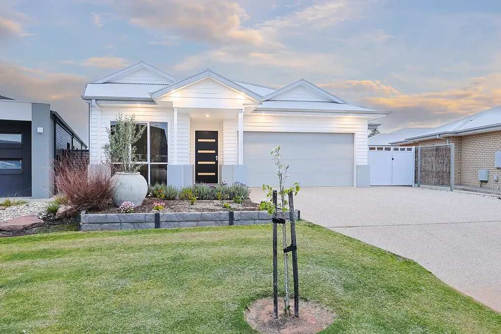 Mildura 4 Slaapkamer Prestige Golf Resort living – Modern 4-bedroom home with Lake & Fairway Views.