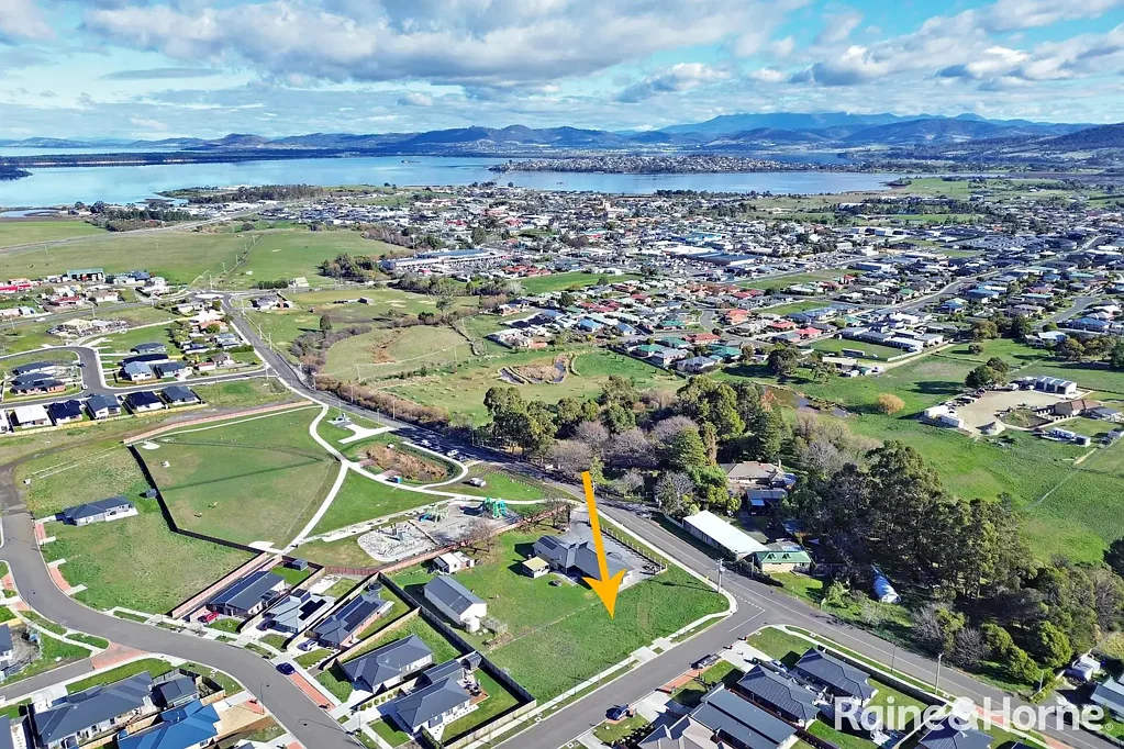 Sorell FANTASTIC OPPORTUNITY - 2 LEVEL BLOCKS IN THE HEART OF SORELL