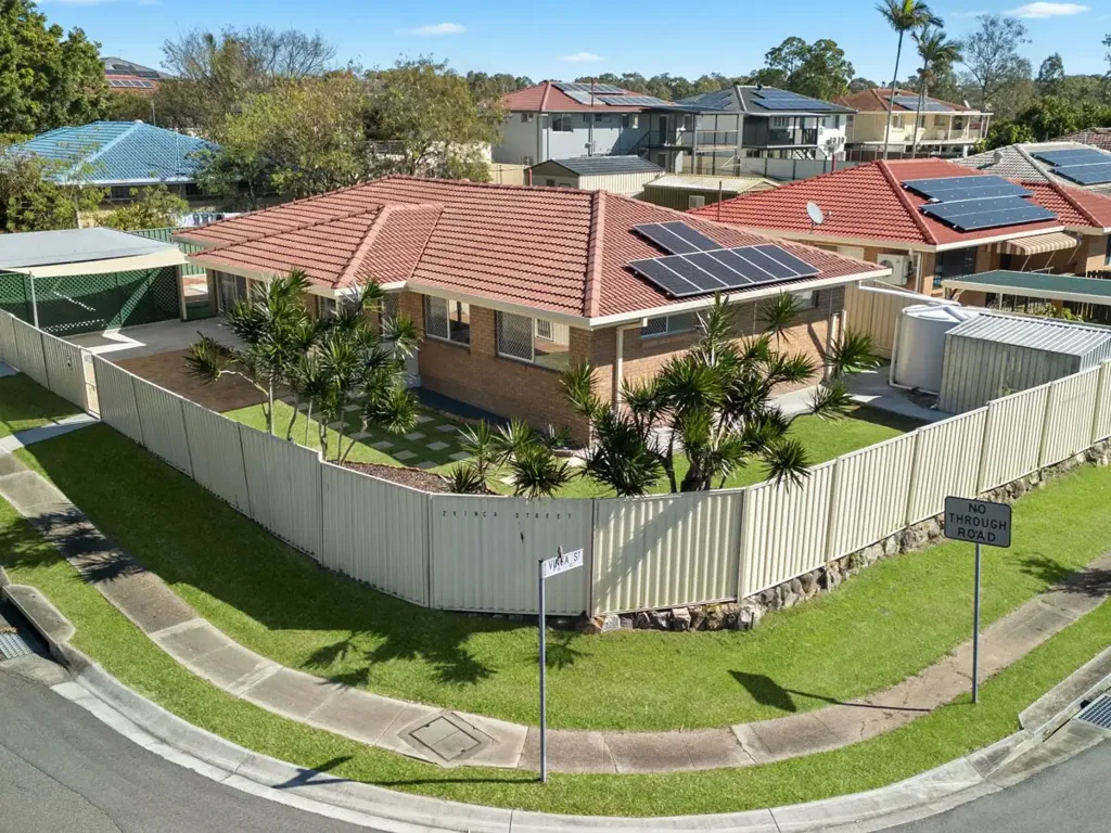Runcorn 5房  现代角落天堂，人人有位  Contemporary Corner Haven with Room for Everyone