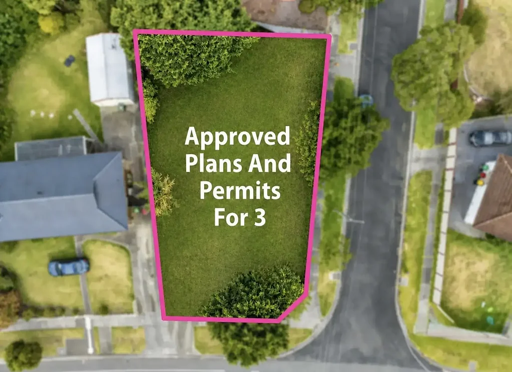 Broadmeadows 空置街角地块 批准三套联排别墅 全套文件齐全 许可证至2026 高需求地点 增长潜力强 Prime Development Opportunity – Approved Plans for 3 Townhouses