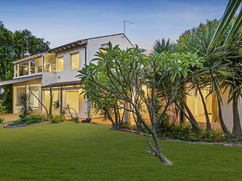 City Beach 4 Bedroom Original 961sqm City Beach Classic | In Gorgeous Whisper Quiet Cul-de-sac