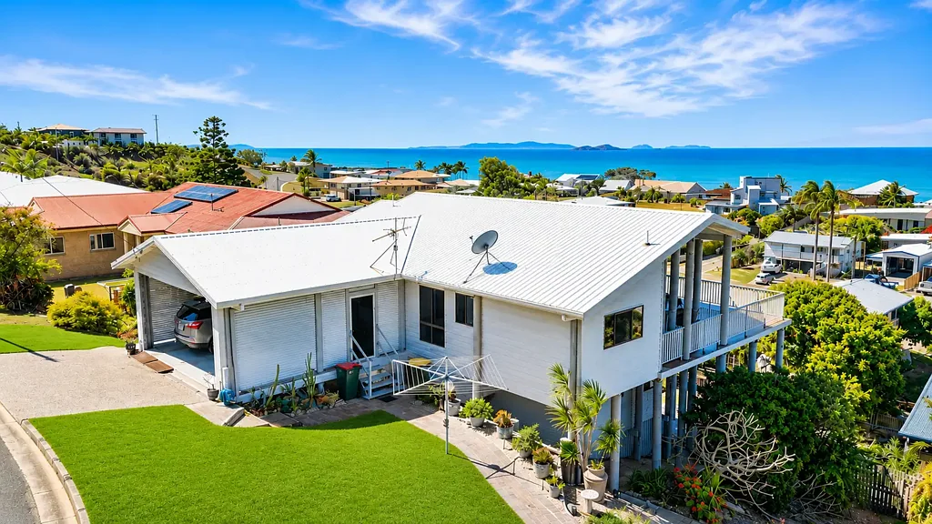 Emu Park 4房  Renovated Coastal Retreat with Ocean Views Moments From The Beach
