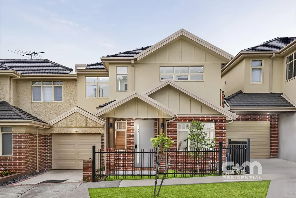 Glenroy 3房 独立联排别墅 2012年建 133平土地 S/S厨房 主卧套间 邻近学校商圈 Separately Titled w/ Character & Charm!