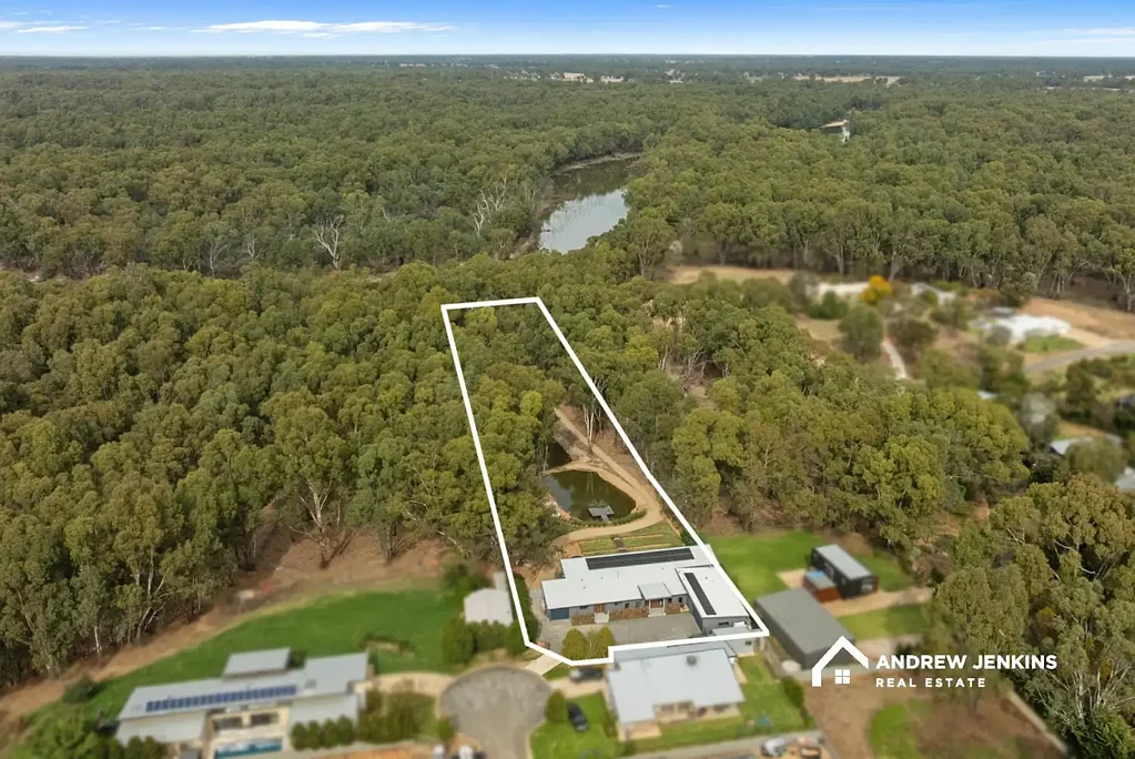 Tocumwal 3chambre A Private Lifestyle Retreat on the Lagoon — Where Tranquility Meets Opportunity