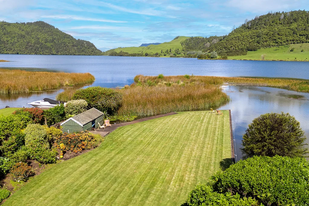 Lake Okareka 4Kwarto A CHANCE OF A LIFETIME! Selling well below the Registered Valuation! Exceptional Waterfront Retreat on Acacia Peninsula.