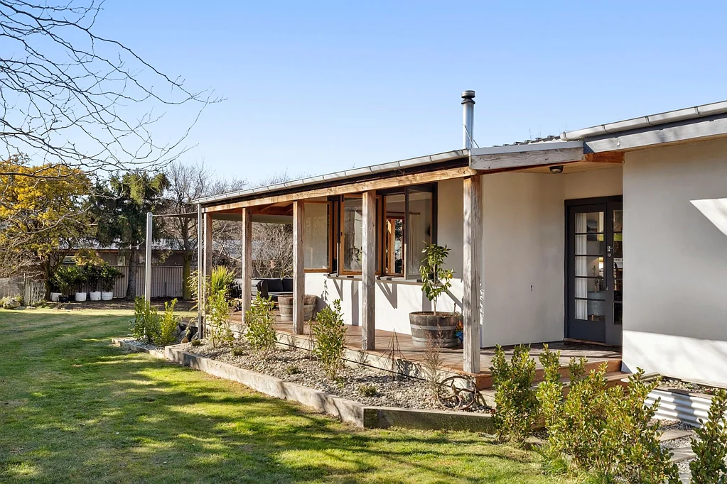 Luggate 3 Bedroom Classic Kiwi Bungalow with a Twist