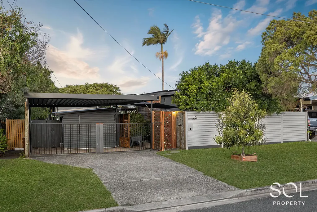 Chermside West 4房 Chermside West热门社区 607平米宽绰庭院 九年精心翻新 独立老人套房 太阳能供电 多个户外娱乐区 多代同堂理想居所 Modernised Mid-Century Classic with Self-Contained Granny Flat