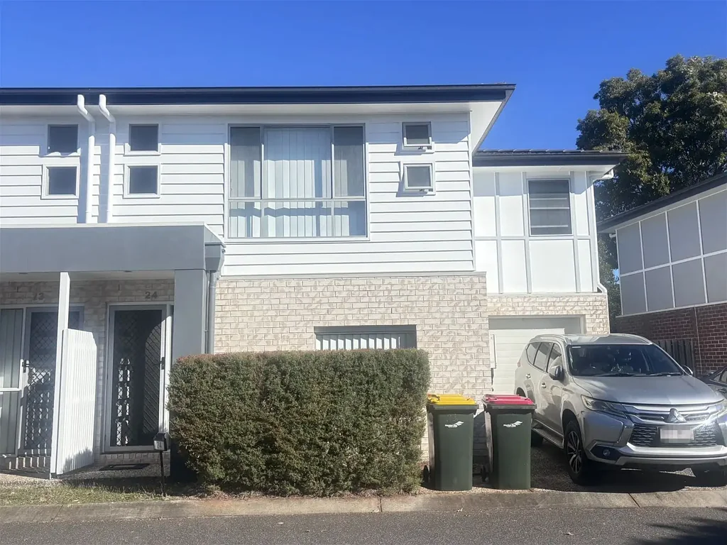 Griffin 4房 难得机会！宽敞现代四卧室联排别墅，带大后院 Rare Opportunity! Spacious Modern 4-Bedroom Townhouse with a Large Backyard