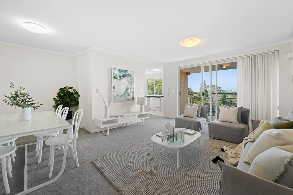 Burwood 2房 东北朝向采光佳 宽敞两卧带套间 现代厨卫配车位 城市景观视野阔 Resort设施享便利 Burwood中心生活优 Spacious North-East Facing 2-Bedroom Apartment with Stunning City Views