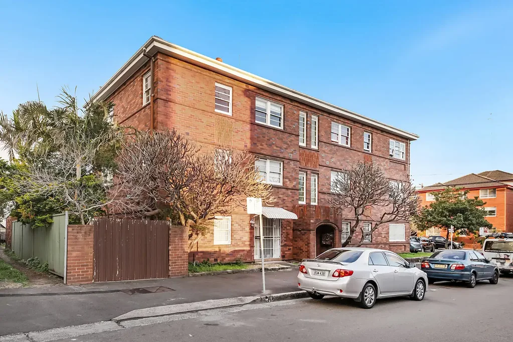 WHAT A BARGAIN! TOP FLOOR , TOP LOCATION AND HUGE 2/3 BEDROOM ART DECO APARTMENT WITH SECURE PARKING