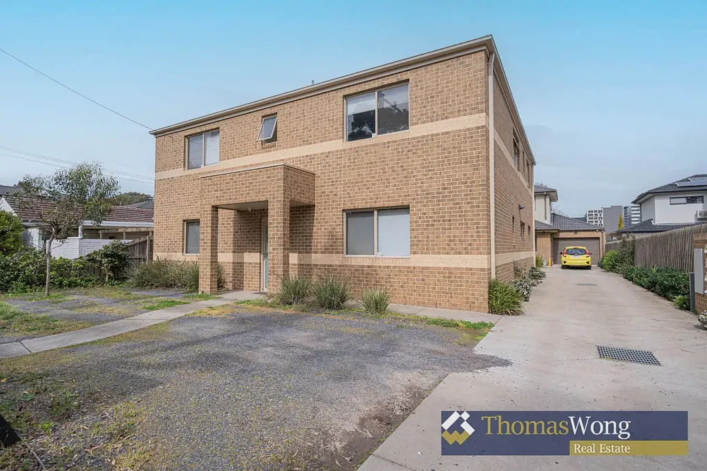 STUDIO APARTMENT WITH PRIVATE BATHROOM AND KITCHEN - fully furnished and all bills included.